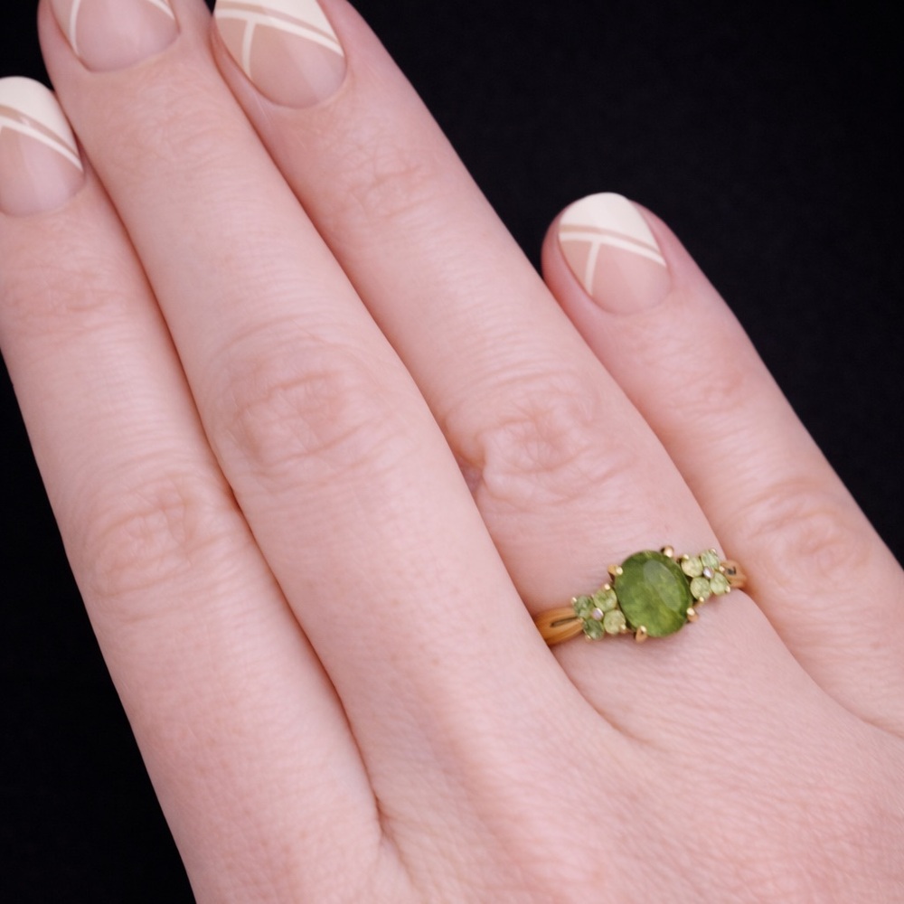 10k gold ring with green stone - Picture 2 of 3